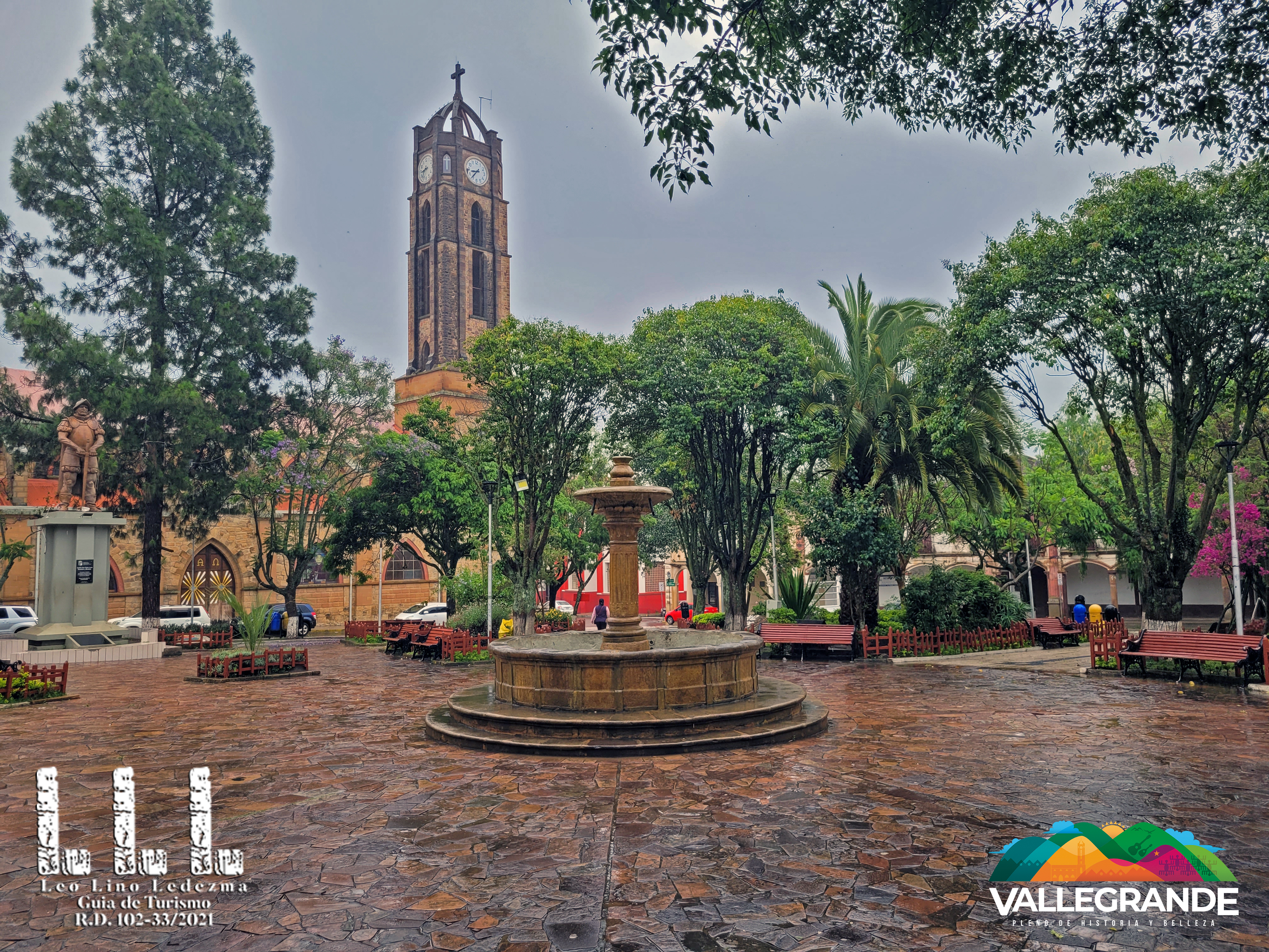 Plaza Principal Fuente Iglesia 